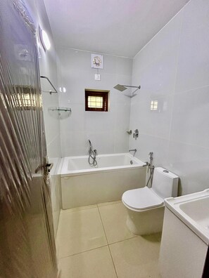 Bidé, håndklær, såpe og toalettpapir