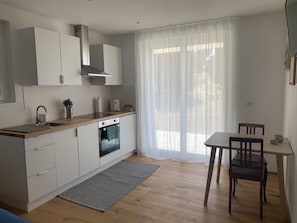 Fridge, dishwasher, cookware/dishes/utensils
