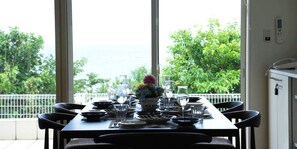 Vila, 4 kamar tidur, Bebas Asap Rokok, pemandangan laut | Makan di kamar