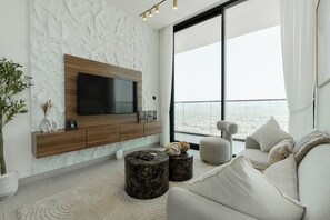 デラックス アパートメント 2 ベッドルーム プライベートプール シティビュー | リビング エリア | 55 インチのスマートテレビ (デジタル放送視聴可)