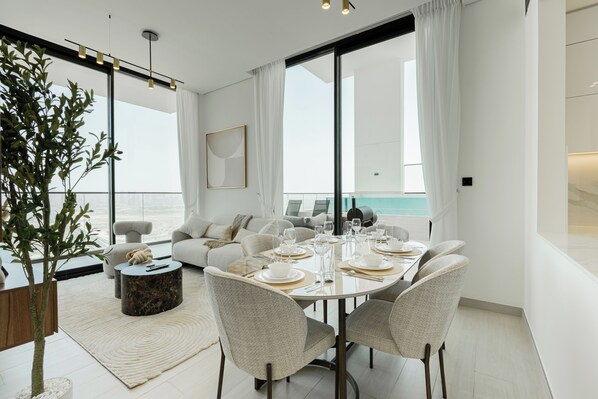 Apartamento luxo, 2 quartos, piscina particular, vista para a cidade | Opções para refeição no quarto