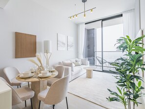 Apartamento luxo, sacada, vista para a cidade | Área de estar | Smart TV 55 polegadas com canais digitais