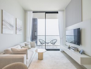 Apartamento luxo, sacada, vista para a cidade | Área de estar | Smart TV 55 polegadas com canais digitais