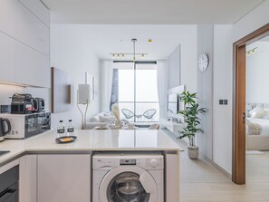 Apartamento luxo, sacada, vista para a cidade | Cozinha privada | Máquina de café expresso, chaleira elétrica