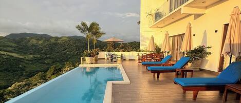 حمّام سباحة خارجي