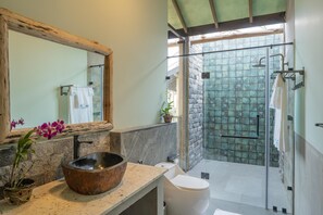 Villa superior, piscina privada | Baño | Ducha y bañera combinadas, secador de pelo, albornoces y zapatillas