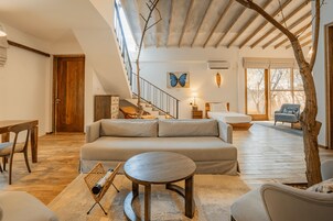 Villa ejecutiva, 2 habitaciones, piscina privada | Minibar (con algunos artículos gratuitos) y caja fuerte