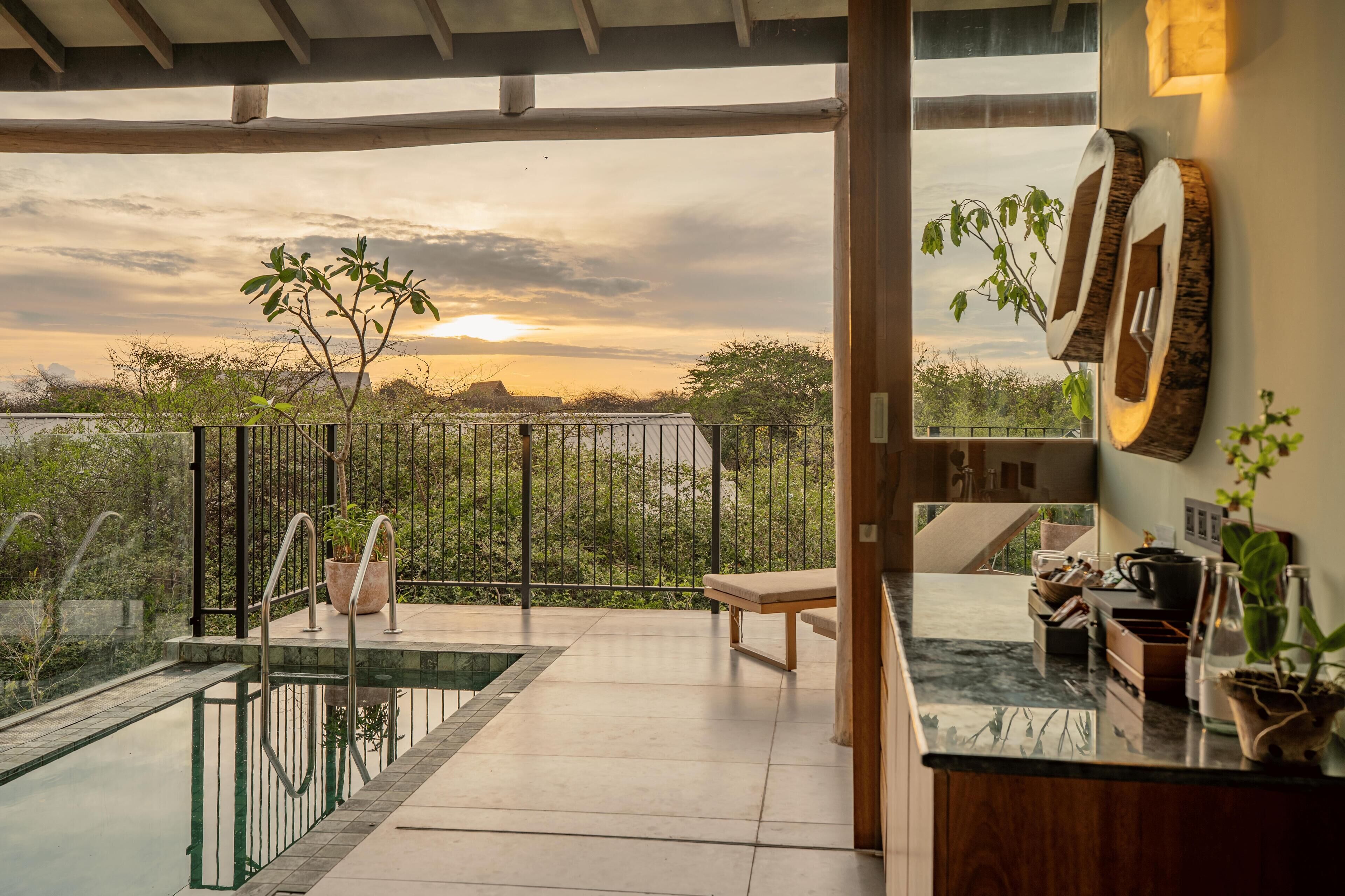 حمام سباحة على السطح