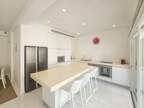 Kühlschrank, Mikrowelle, Ofen, Geschirrspüler