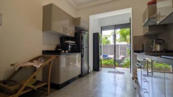 ファミリー ヴィラ 3 ベッドルーム プライベートプール ガーデンビュー | 専用キッチン