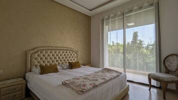 Vila família, 3 quartos, piscina particular, vista para o jardim | Ferros/tábuas de passar roupa, Wi-Fi de cortesia