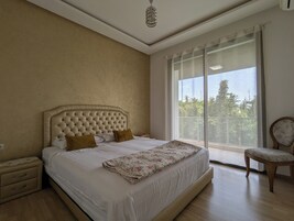 Vila família, 3 quartos, piscina particular, vista para o jardim | Ferros/tábuas de passar roupa, Wi-Fi de cortesia