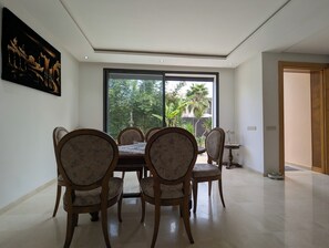 家庭别墅, 3 间卧室, 私人游泳池, 花园景观 | 客房内用餐