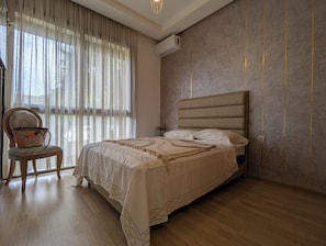 Familienvilla, 3 Schlafzimmer, eigener Pool, Gartenblick | Bügeleisen/Bügelbrett, kostenloses WLAN