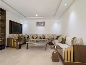 Vila família, 3 quartos, piscina particular, vista para o jardim | Sala de estar