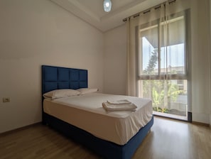 Familienvilla, 3 Schlafzimmer, eigener Pool, Gartenblick | Bügeleisen/Bügelbrett, kostenloses WLAN
