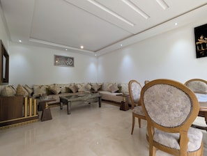 Familienvilla, 3 Schlafzimmer, eigener Pool, Gartenblick | Wohnzimmer