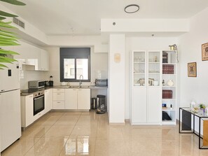 Køleskab, mikrobølgeovn, ovn, elkedel