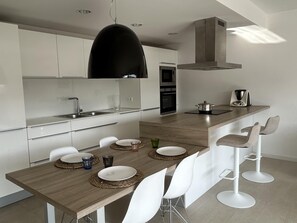 Kjøleskap, mikrobølgeovn, ovn og oppvaskmaskin