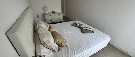 3 室のベッドルーム、アイロン / アイロン台