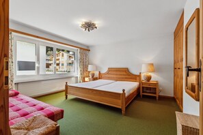 3 chambres, fer et planche à repasser, Wi-Fi, draps fournis
