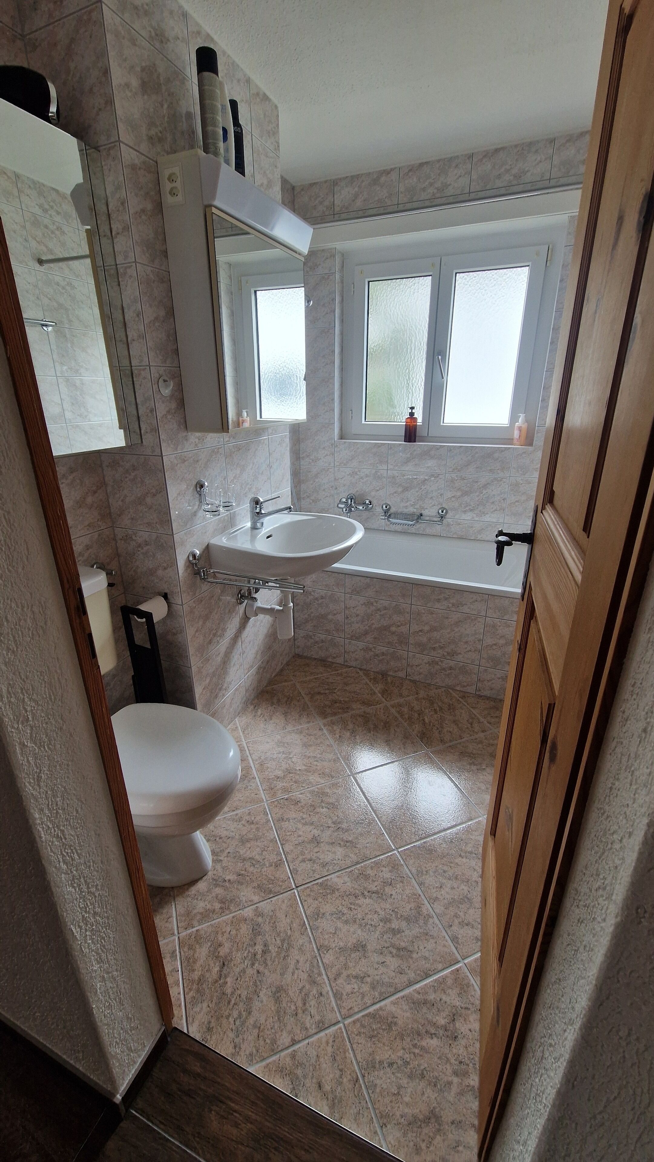 Dusche, Haartrockner, Handtücher, Toilettenpapier