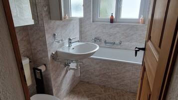 Dusche, Haartrockner, Handtücher, Shampoo