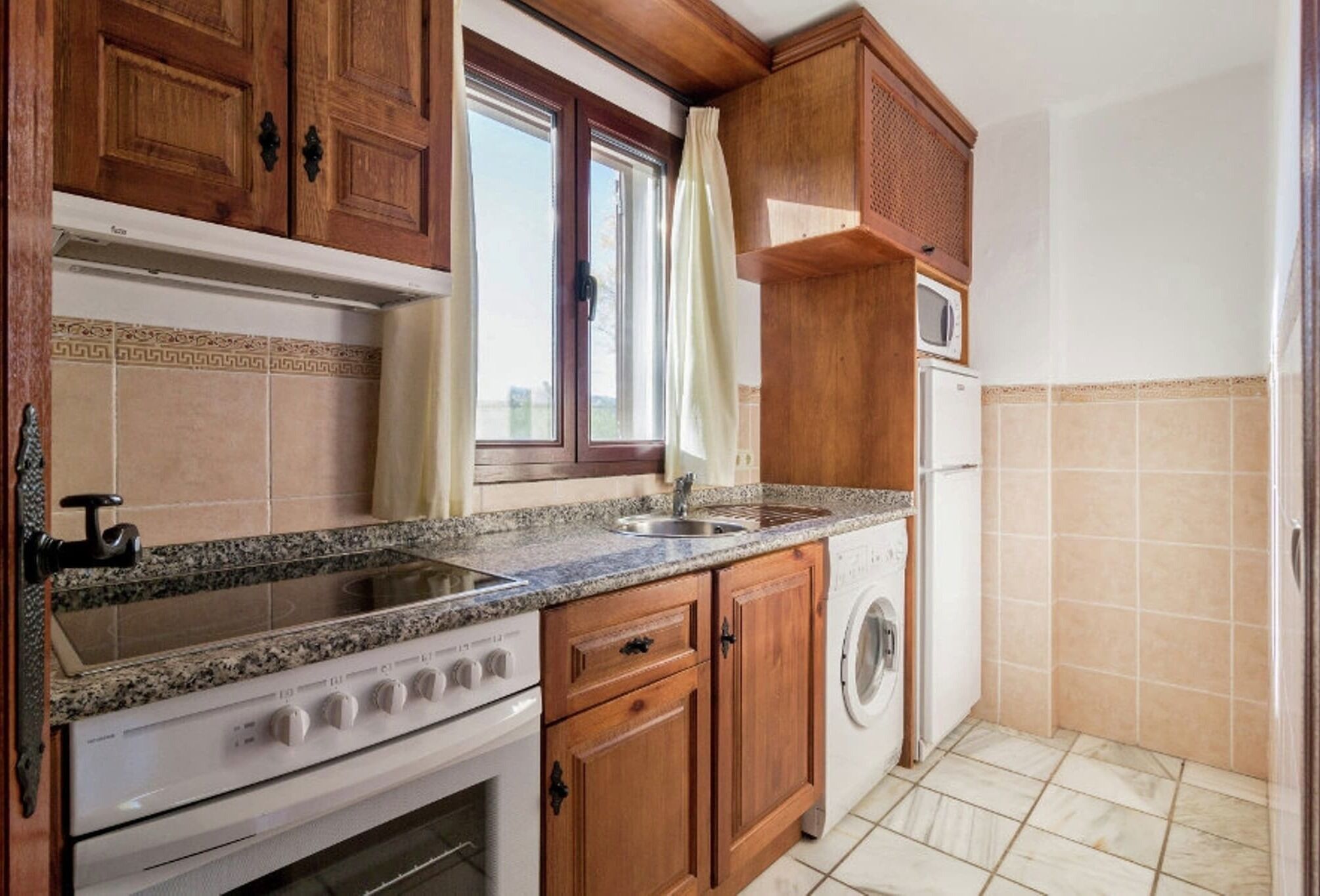 ثلاجة، ميكروويف، فرن، موقد طهي مسطح