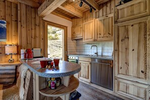 Coffee/tea maker, fridge, oven, stovetop