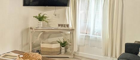 Nhà dành cho gia đình | Khu phòng khách | Smart TV 20-inch có truyền hình kỹ thuật số