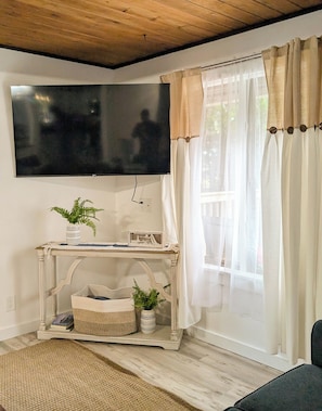 Casa familiar | Sala d'estar | Televisor intel·ligent de 20 polzades amb canals digitals