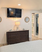 Casa familiar | Tabla de planchar con plancha, cuna de viaje, wifi gratis y ropa de cama