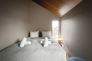 3 slaapkamers, een strijkplank/strijkijzer, wifi, beddengoed