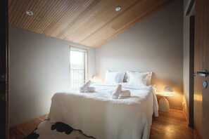 3 عدّة غرف نوم ومكواة/لوح كي وواي فاي وملاءات أسرّة