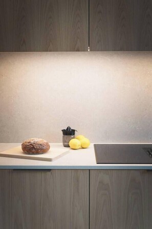 Een koelkast, een microgolfoven, een oven, een kookplaat