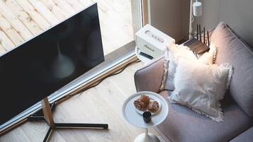 Una televisión, una chimenea