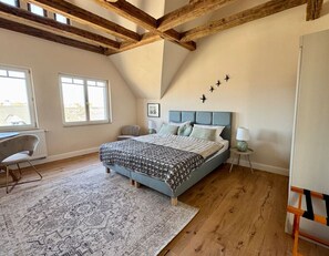 Desk, WiFi - EngelHaus*Dreamlike attic apartment for 2, near main station (Fürth)