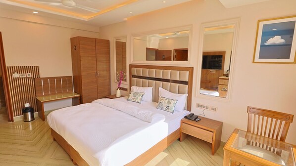 Business Studio | Desk, laptop workspace, free WiFi, bed sheets