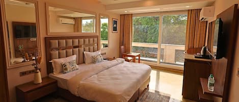 Business Deluxe with Balcony | Desk, laptop workspace, free WiFi, bed sheets