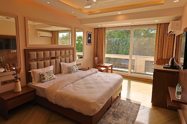 Business Deluxe with Balcony | Meja, ruang kerja komputer riba, Wi-fi percuma, cadar katil