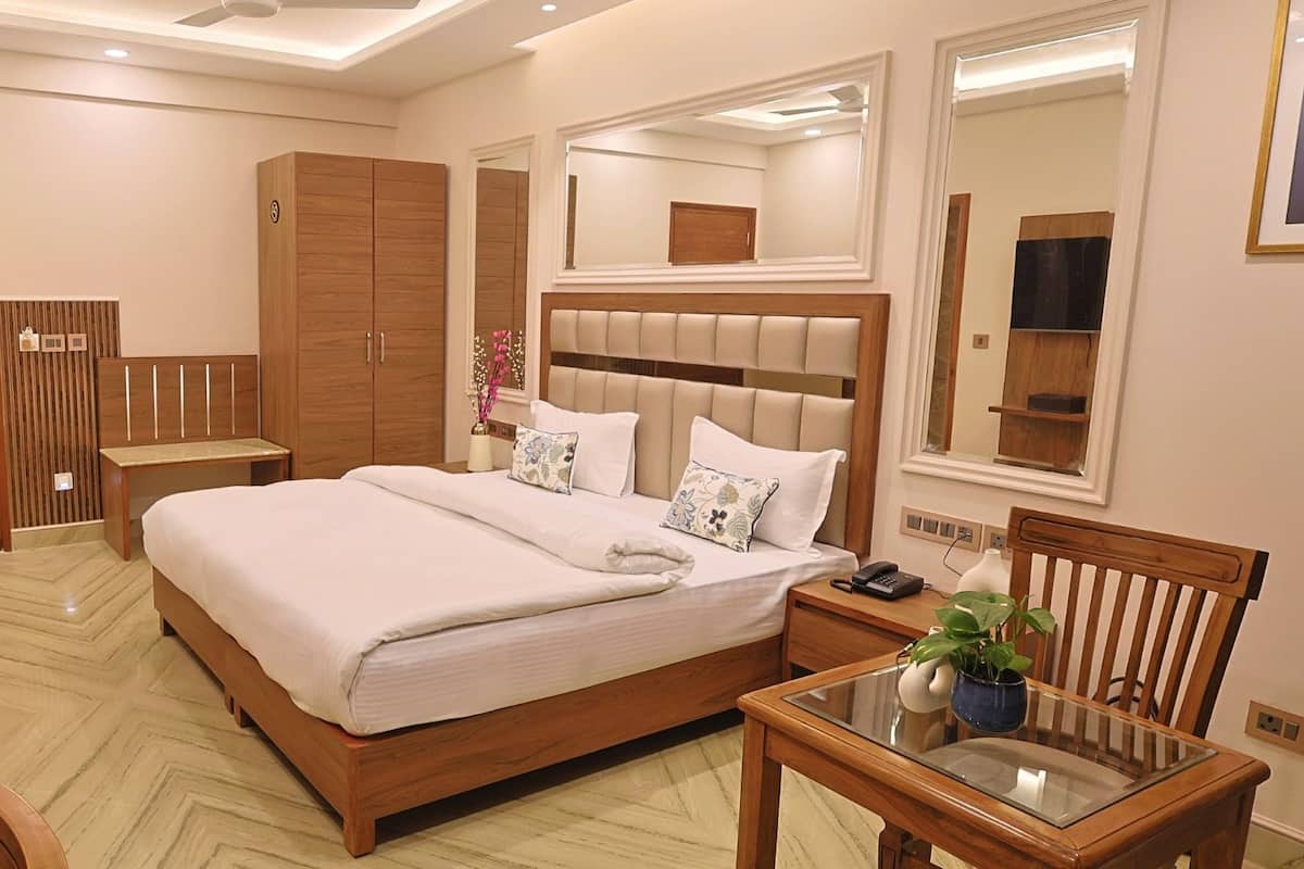 Desk, laptop workspace, free WiFi, bed sheets