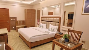 Business Studio | Desk, laptop workspace, free WiFi, bed sheets