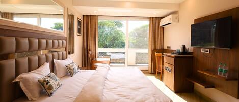 Business Deluxe with Balcony | Meja, ruang kerja komputer riba, Wi-fi percuma, cadar katil