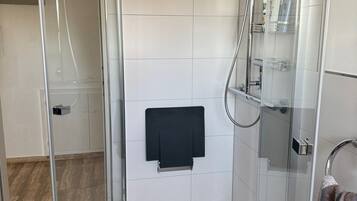 Douche, séchoir à cheveux, serviettes fournies