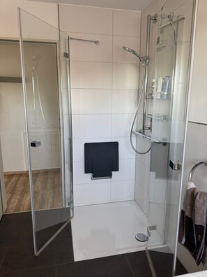 Shower, hair dryer, towels - Vacation apartment Wiesenblick, 75 m2, 1-2 persons (Haltern am See)