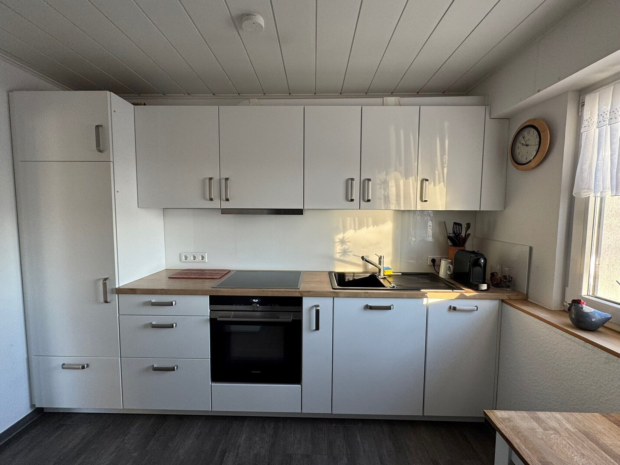 Kühlschrank, Mikrowelle, Herdplatte, Geschirrspüler