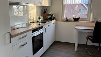 Réfrigérateur, micro-ondes, plaque de cuisson, lave-vaisselle