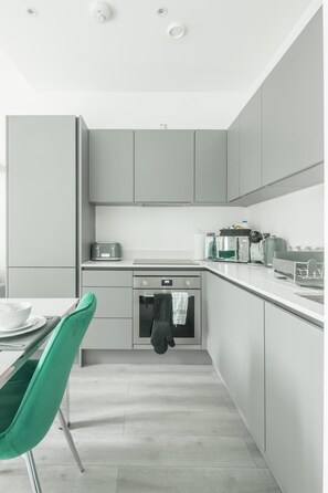Fridge, microwave, stovetop, dishwasher