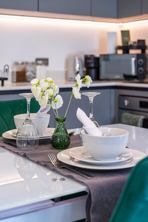 Dining - Entire rental unit in Linford Wood (Milton Keynes)