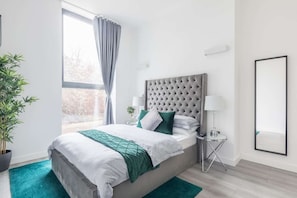 Tabla de planchar con plancha, wifi, ropa de cama